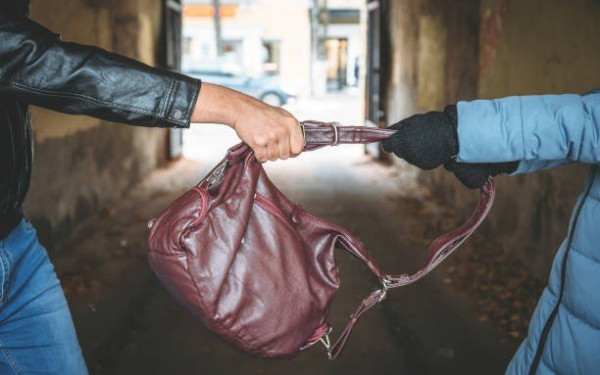 Συνελήφθη ο «τσαντάκιας» που τραυμάτισε θανάσιμα μια ηλικιωμένη και βαριά μια ακόμη  