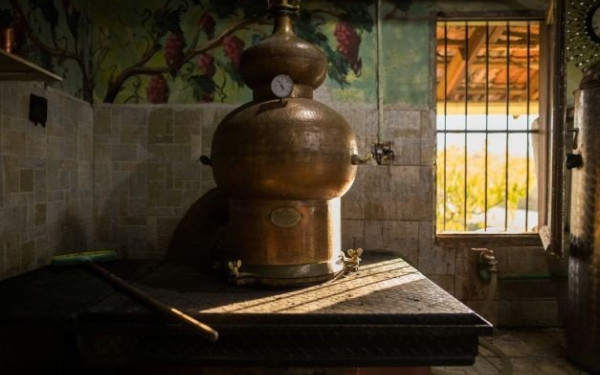 Πέλλα: Το παραδοσιακό καζάνι στο χωριό Πλατάνη για την παραγωγή τσίπουρου (φωτ.)