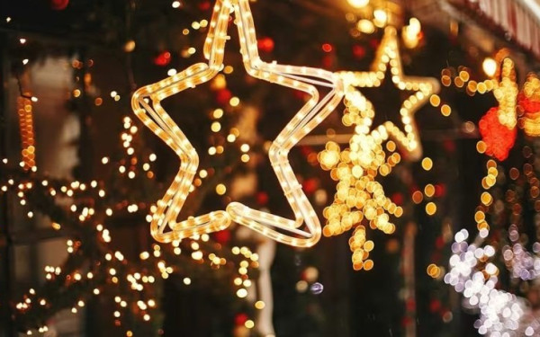 Δήμος Κασσάνδρας: Aνάβει τα χριστουγεννιάτικα δέντρα του υποδεχόμενος την μαγεία των Χριστουγέννων