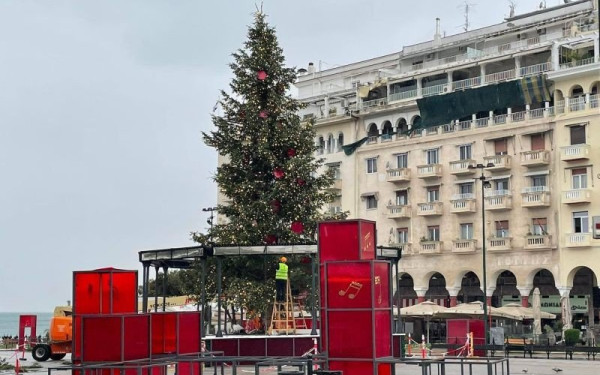 Θεσσαλονίκη: Στήνεται το Χριστουγεννιάτικο Χωριό - Πότε έρχεται το έλατο στην Αριστοτέλους