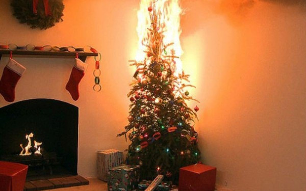 Τι να κάνουμε αν πάρει φωτιά το χριστουγεννιάτικο δέντρο (βίντεο)