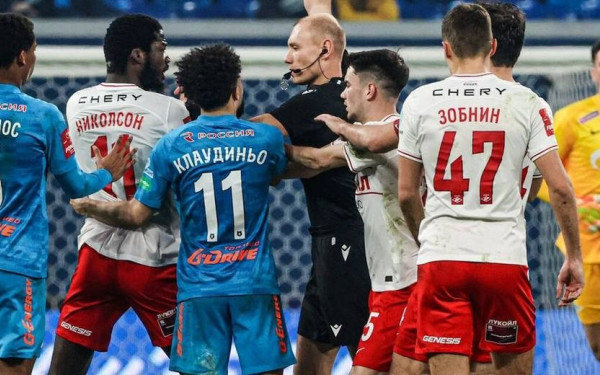 Βίντεο: Αδιανόητα επεισόδια σε ποδοσφαιρικούς αγώνες στη Ρωσία και την Τουρκία - Απίστευτες σκηνές