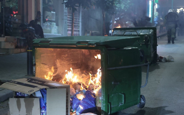 Θεσσαλονίκη: Μολότοφ, χημικά, 35 προσαγωγές και μία σύλληψη μετά την πορεία για τον 16χρονο (βίντεο & φωτ.)