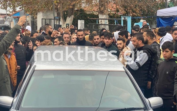 Θεσσαλονίκη: Κομβόι θλίψης και οδύνης στην κηδεία του 16χρονου - Τελευταίο αντίο με χειροκροτήματα, λουλούδια και τραγούδια