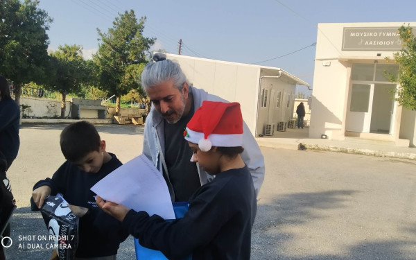 Γιάννης Χαρούλης: Πούλησε το λάδι του για να χαρίσει 4 μουσικά όργανα σε σχολείο (φωτ.)