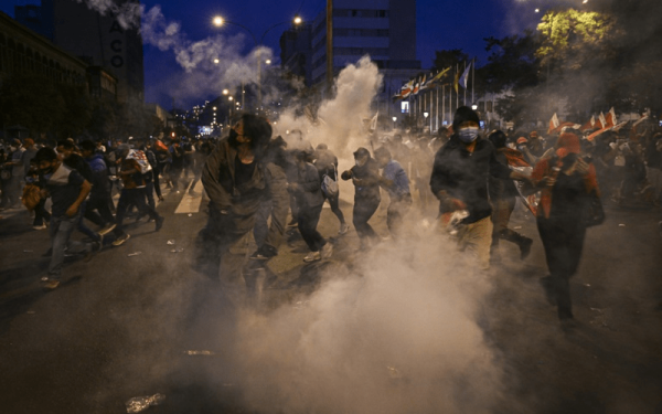 Περού: 2 νεκροί στις διαδηλώσεις κατά της προέδρου - Χιλιάδες πολίτες μπλόκαραν το αεροδρόμιο της Αρεκίπα - Συγκλονιστικές εικόνες 