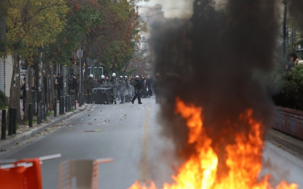 Ένταση έξω από την ΑΣΟΕΕ και τη Νομική 