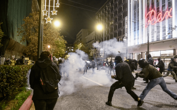 Ένταση, 2 συλλήψεις και 24 προσαγωγές στην πορεία των Αθηνών για τον 16χρονο Κώστα