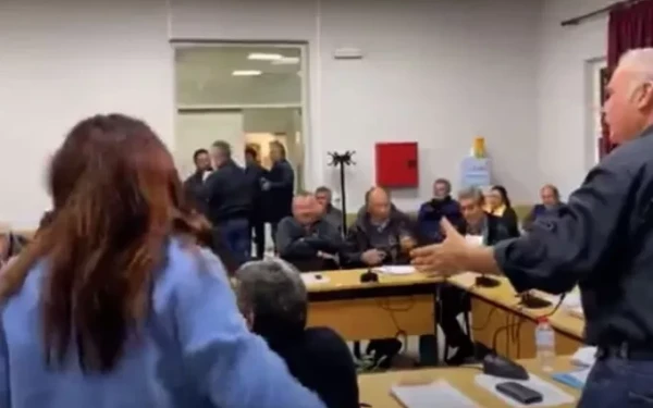 Κρήτη: Απίστευτες σκηνές στη Γόρτυνα - Πιάστηκαν στα χέρια εντός δημοτικού συμβουλίου (βίντεο)