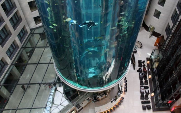 Γερμανία: Eξερράγη το μεγαλύτερο κυλινδρικό ενυδρείο στον κόσμο μέσα σε ξενοδοχείο - Δύο τραυματίες (βίντεο)