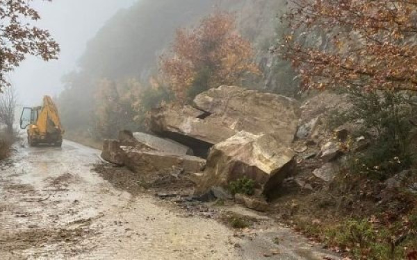 Ιωάννινα: Πτώσεις βράχων και προβλήματα στο οδικό δίκτυο από την κακοκαιρία