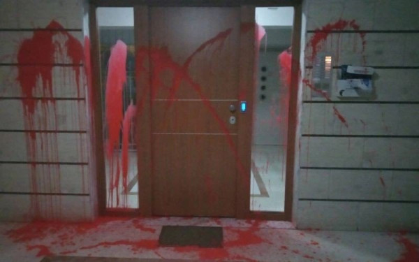 Νέα επίθεση με μπογιές για τον 16χρονο: Στο σπίτι του διοικητή του Ιπποκρατείου αυτή τη φορά - Καταδικάζει ο Θ. Πλεύρης