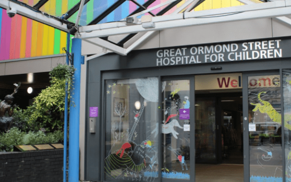 Βρετανοί γιατροί παρουσίασαν πρωτοπόρα θεραπεία κατά επιθετικής μορφής λευχαιμίας