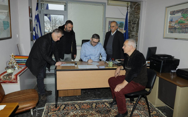 Δ. Ωραιοκάστρου: Υπογράφηκε η σύμβαση για την ανάπλαση της πλατείας Μελισσοχωρίου