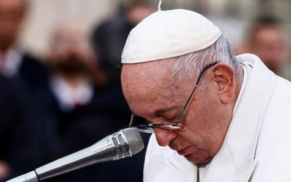 Ιταλία: O πάπας κέρασε πίτσα γιατρούς και νοσοκόμους που τον φρόντιζαν Ιταλία: O πάπας κέρασε πίτσα γιατρούς και νοσοκόμους που τον φρόντιζαν