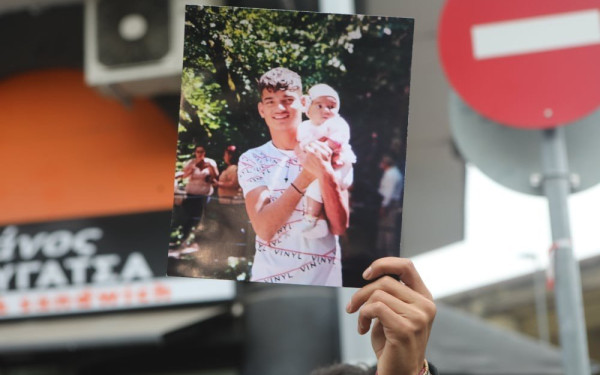 Λύτρας για θάνατο 16χρονου K. Φραγκούλη: «Αν δεν ήταν Ρομά, θα είχε προφυλακιστεί ο αστυνομικός» (βίντεο)