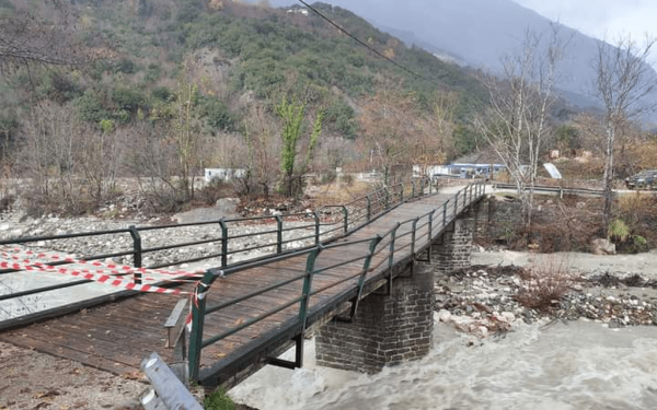 Σοβαρές ζημιές στην πεζογέφυρα των Τζουμέρκων από την κακοκαιρία - Φούσκωσε το Ραφτανίτικο (φωτ.)