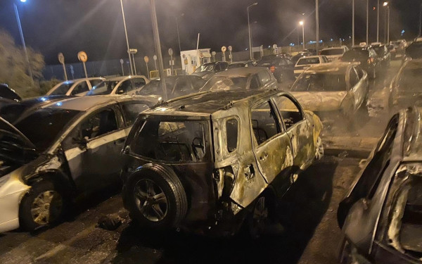 Παρανάλωμα του πυρός έγιναν Ι.Χ. στο πάρκινγκ του αεροδρομίου Αλεξανδρούπολης (φωτ.)