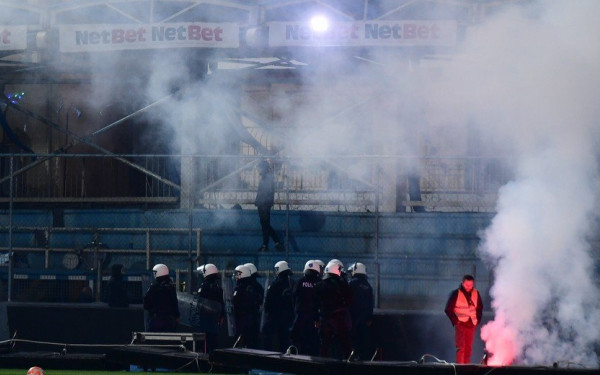 Super League: Διεκόπη προσωρινά λόγω επεισοδίων το ματς ΠΑΣ Γιάννινα - Ολυμπιακός (φωτ.)