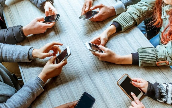 ΠΟΥ: Ολοένα και πιο «προβληματική» η χρήση των social media από εφήβους στην Ευρώπη