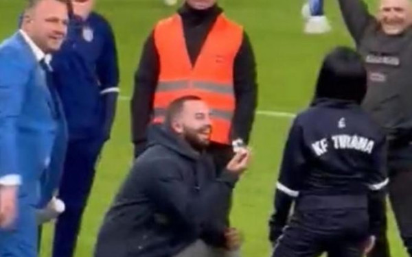 Αλβανία: Μπήκε στον αγωνιστικό χώρο και έκανε πρόταση γάμου στη σύντροφό του (βίντεο)