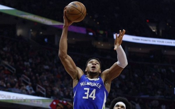 NBA: Ο Αντετοκούνμπο τράβηξε 45άρι, αλλά ήταν απελπιστικά μόνος του (βίντεο)