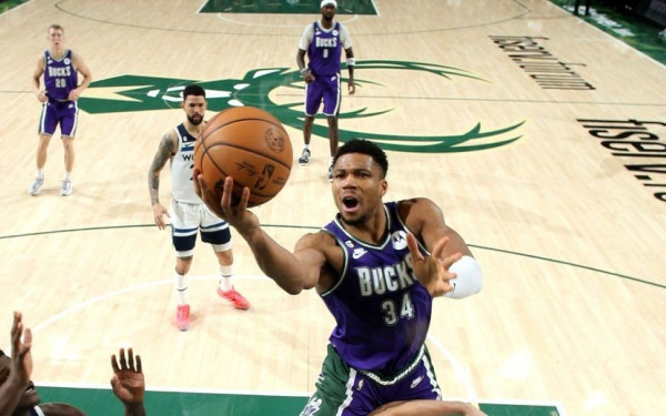 NBA: Επικό ματς και ρεκόρ 40ετίας από τον Αντετοκούνμπο (βίντεο)