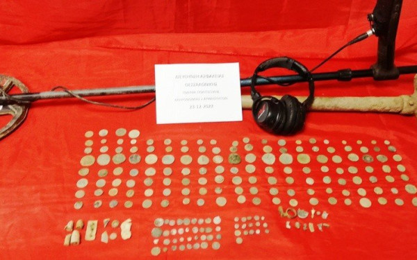 Καβάλα: Τον έπιασαν με δύο αρχαία νομίσματα και στο σπίτι είχε ακόμη... 195 (φωτ.)