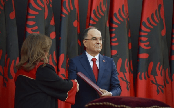 Εκτός τόπου και χρόνου ο Αλβανός πρόεδρος - Ζήτησε να κατέβουν οι ελληνικές σημαίες από δημαρχείο και μνημείο σε ελληνικό χωριό (φωτ.)