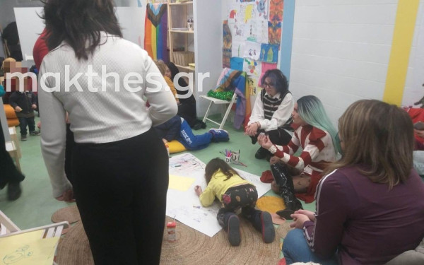 Κουκουλοφόροι της εγκληματικής οργάνωσης «Χρυσή Αυγή» επιτέθηκαν με ύβρεις στο βιβλιοπωλείο που διάβασε η drag queen