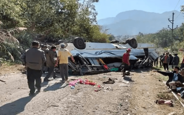 Οδύνη στην Ινδία: Λεωφορείο με μαθητές έπεσε στον γκρεμό - Τουλάχιστον 10 νεκροί (βίντεο)