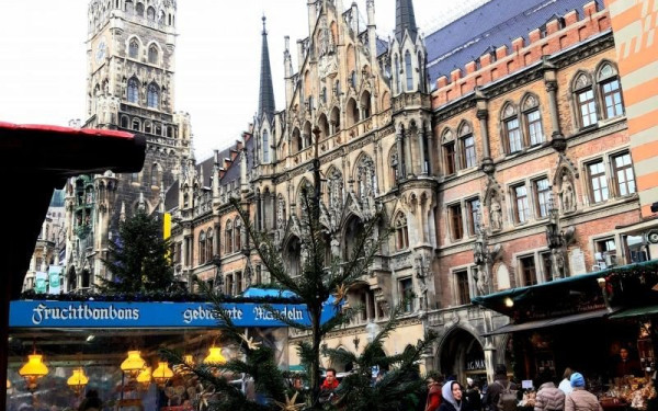 Τα έλατα του Χολομώντα στολίζουν το Μόναχο (φωτ.)