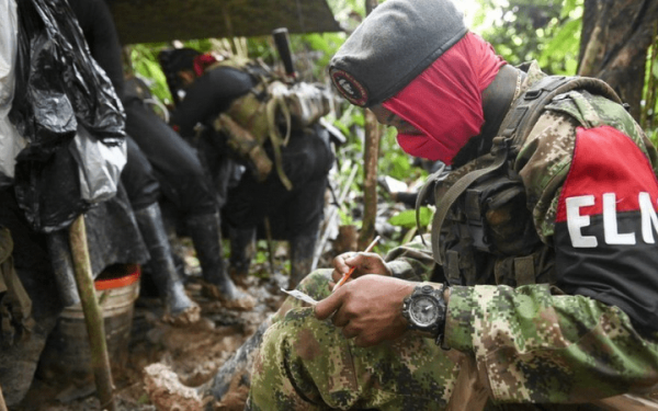 «Βαβέλ» στην Κολομβία: Οι αντάρτες του ELN διαψεύδουν ότι συμφώνησαν για πολύμηνη κατάπαυση του πυρός