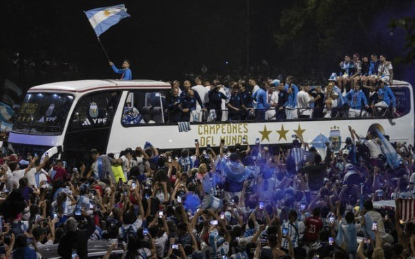 Αργεντινή: Υποδοχή ηρώων στους θριαμβευτές του Μουντιάλ (βίντεο)