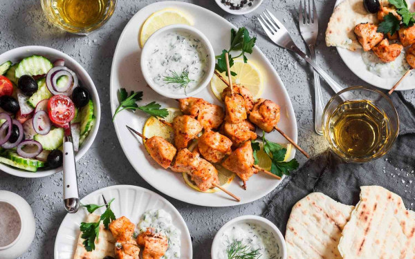 Τέσσερα ελληνικά φαγητά στα καλύτερα του κόσμου - Ποια είναι και γιατί τα... λιγουρεύονται όλοι