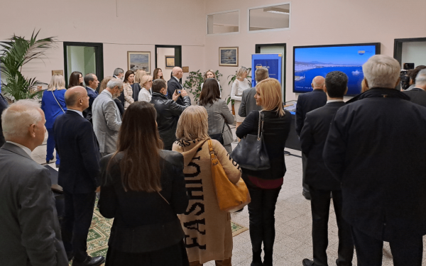 Τρισδιάστατη διαδραστική μακέτα αποκαλύπτει το μέλλον του λιμανιού της Θεσσαλονίκης σε προξένους χωρών