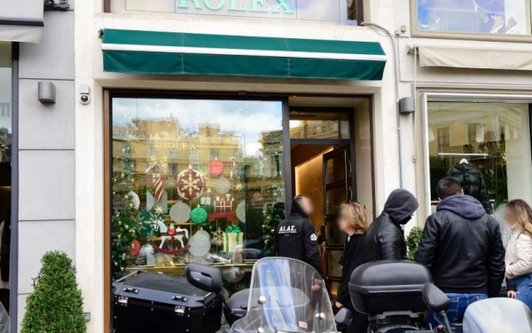 Στα χέρια της Αστυνομίας οι «Ροζ Πάνθηρες»: Εξιχνιάστηκε η ληστεία στη Rolex στο κέντρο της Αθήνας 