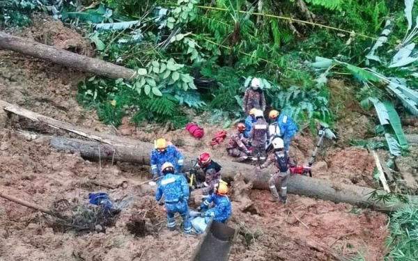 Μαλαισία: Για τρίτη ημέρα ψάχνουν επιζώντες στο βυθισμένο από τις λάσπες κάμπινγκ (βίντεο)