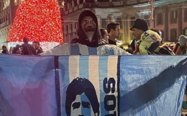 «Μέσι, το άξιζες όσο κανείς άλλος και ο πατέρας μου πανηγυρίζει από ψηλά»: Ο γιος του Μαραντόνα στάζει μέλι για τον Αργεντινό