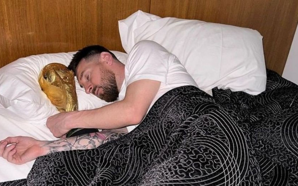 Ο Μέσι κοιμήθηκε αγκαλιά με το τρόπαιο και έγινε viral (φωτ.)