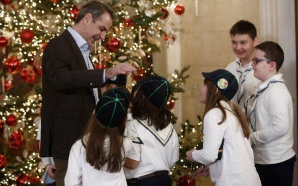 Χριστουγεννιάτικα κάλαντα από διάφορες περιοχές της χώρας άκουσε ο Κυρ. Μητσοτάκης