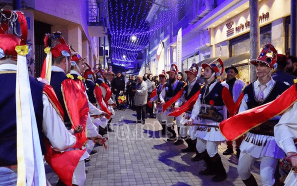 Οι Μωμόγεροι προκάλεσαν... πανικό στο κέντρο της Βέροιας (βίντεο & φωτ.)