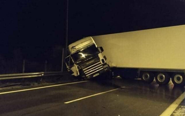 Δίπλωσε νταλίκα στο Δερβένι - Έσπασε μέχρι και το τσιμεντένιο διαχωριστικό στηθαίο