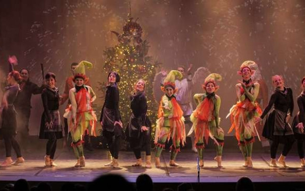 Τα Χριστούγεννα (και τα παιδιά) πάνε θέατρο