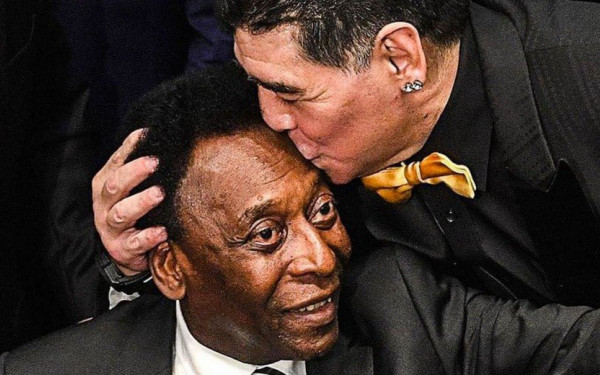 Όταν ο Πελέ πήγε στην εκπομπή του Μαραντόνα και αντάλλαξε κεφαλιές μαζί του (βίντεο)