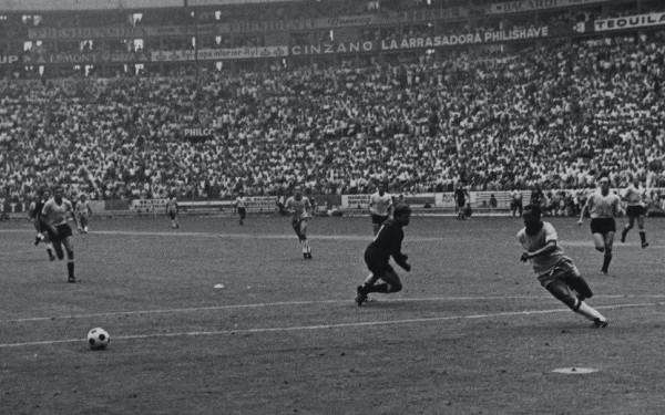 Στην πιο εμβληματική στιγμή του ο Πελέ δεν άγγιξε καν την μπάλα (βίντεο)