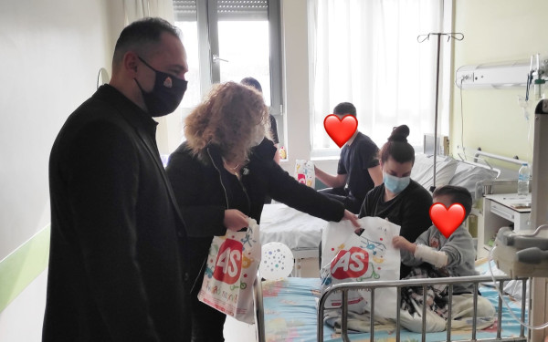 Θεσσαλονίκη: Οι πυροσβέστες έδωσαν δώρα στην παιδιατρική του ΑΧΕΠΑ (φωτ.)