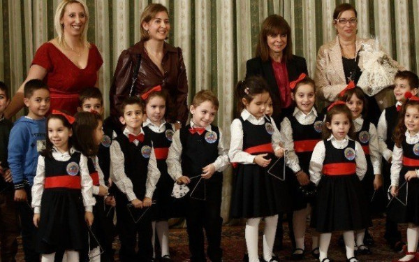 Παραδοσιακά Κάλαντα Χριστουγέννων από ολόκληρη την Ελλάδα άκουσε η Κατερίνα Σακελλαροπούλου