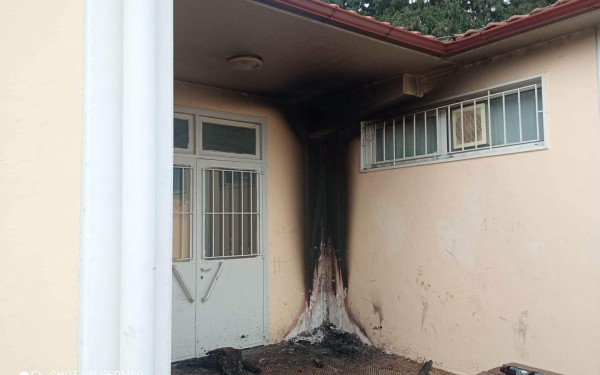 Θεσσαλονίκη: Βανδάλισαν και έβαλαν φωτιά σε νηπιαγωγείο του δήμου Θέρμης (φωτ.)