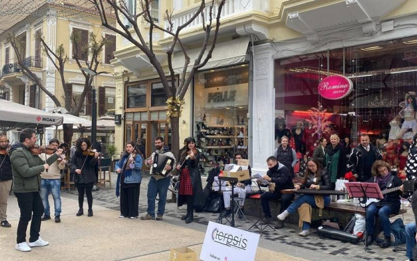 Avanti maestro: Πλανόδιες ορχήστρες και μουσικοί δίνουν εορταστικό τόνο στο κέντρο της Θεσσαλονίκης (βίντεο, Φωτ.)